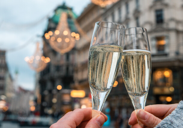     Toast with sparkling wine at the Wiener Graben on New Year's Eve 2021/2022 